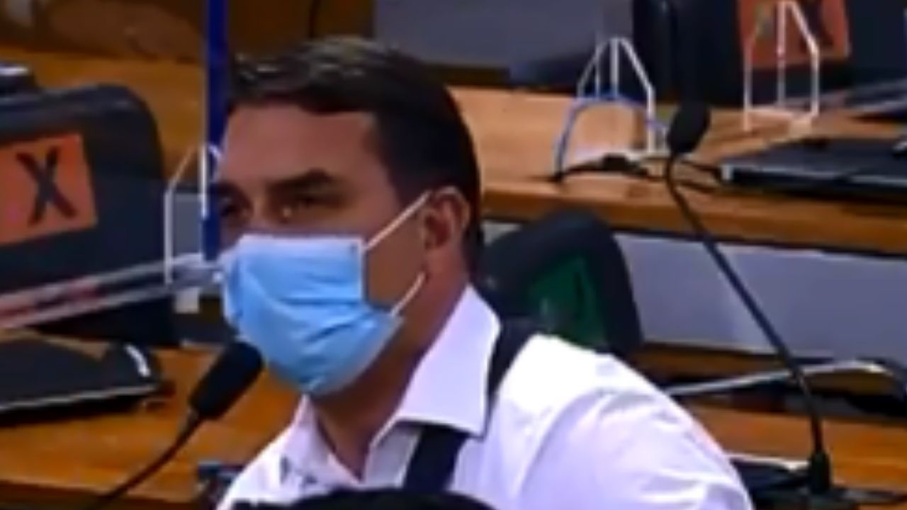 Durante CPI da Covid, Flavio Bolsonaro chama Renan Calheiros de ‘vagabundo’