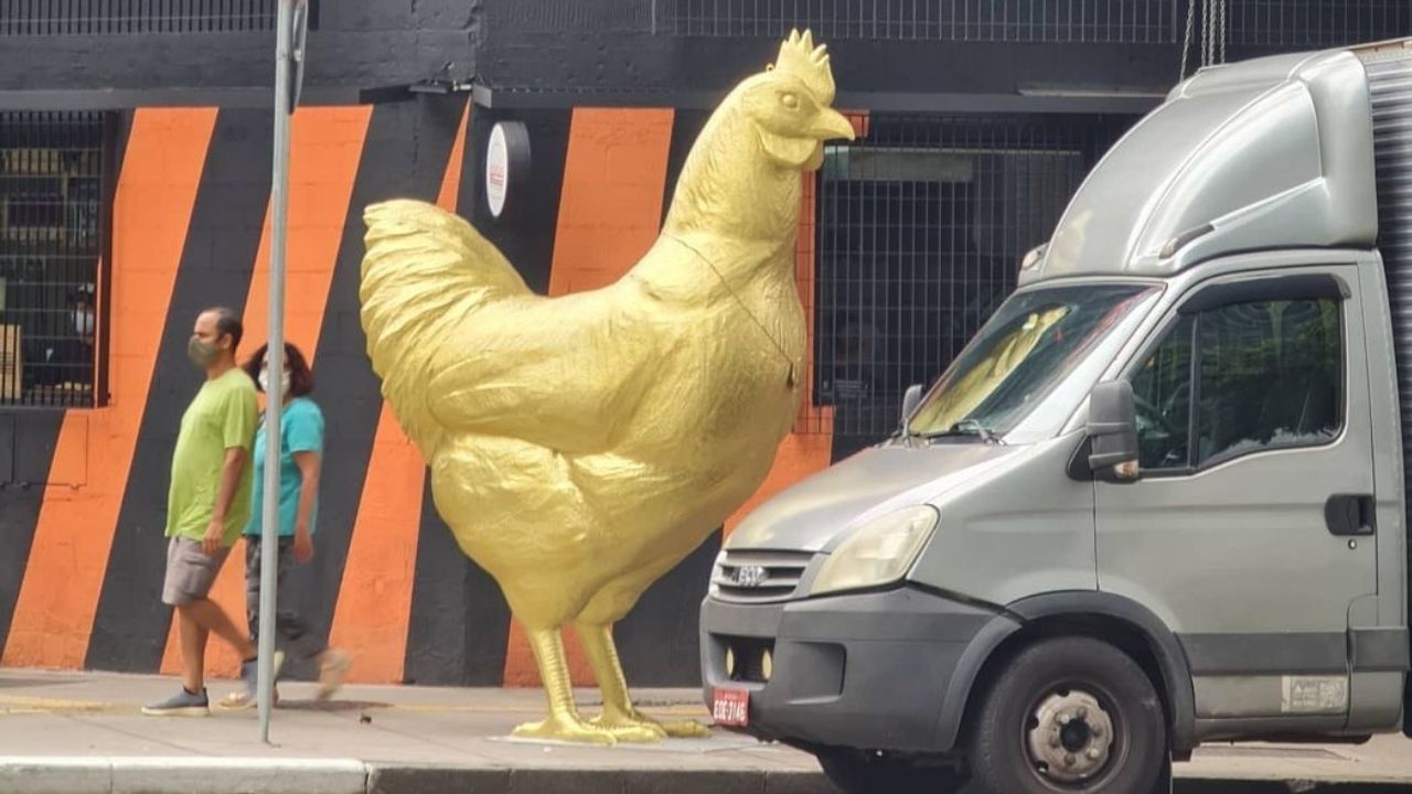 Após touro e vaca magra, ‘Galinha de ouro’ é instalada no Centro de SP