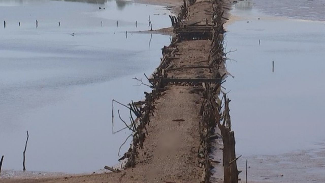 Após seca, nível de rio diminui e revela ponte de 1950