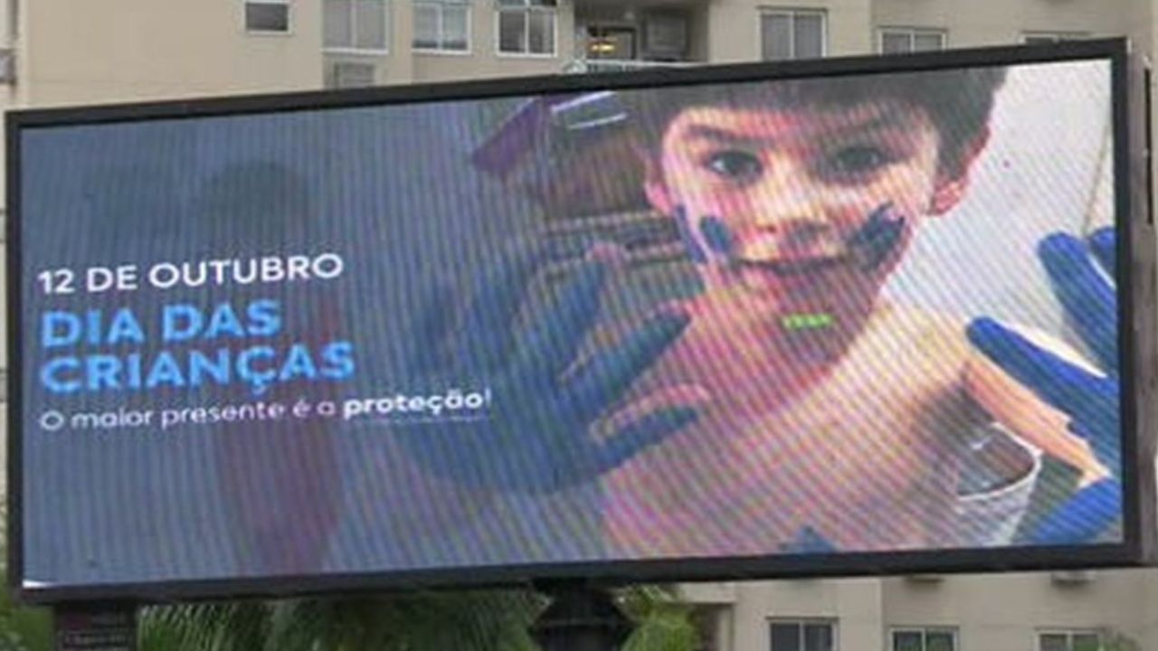 No dia das crianças, Leniel Borel espalha outdoors para homenagear Henry: ‘Maior presente é a proteção’