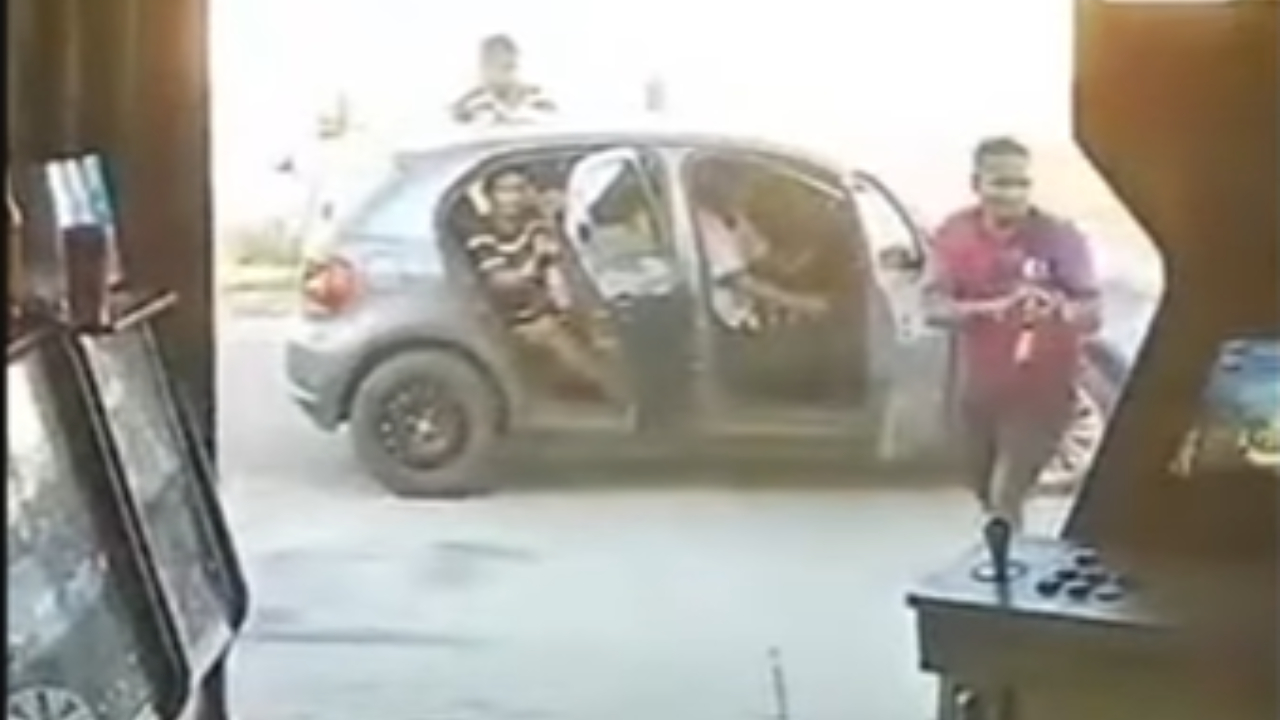 Grupo com armamento pesado invade bar e dispara no RJ