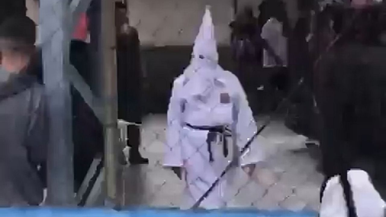 Professor explica episódio que causou choque com veste da Ku Klux Klan