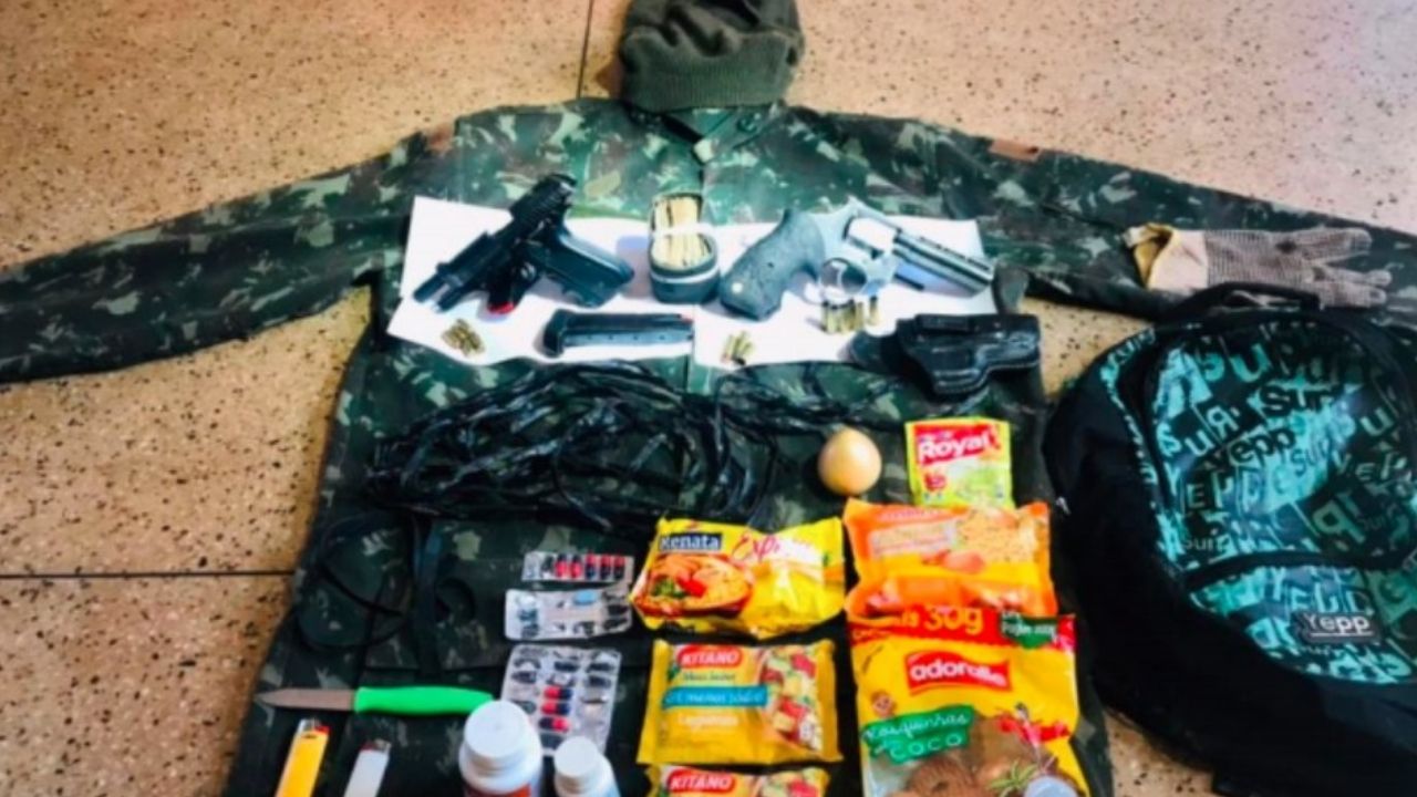 De armas a macarrão instantâneo: Polícia divulga itens apreendidos com Lázaro Barbosa
