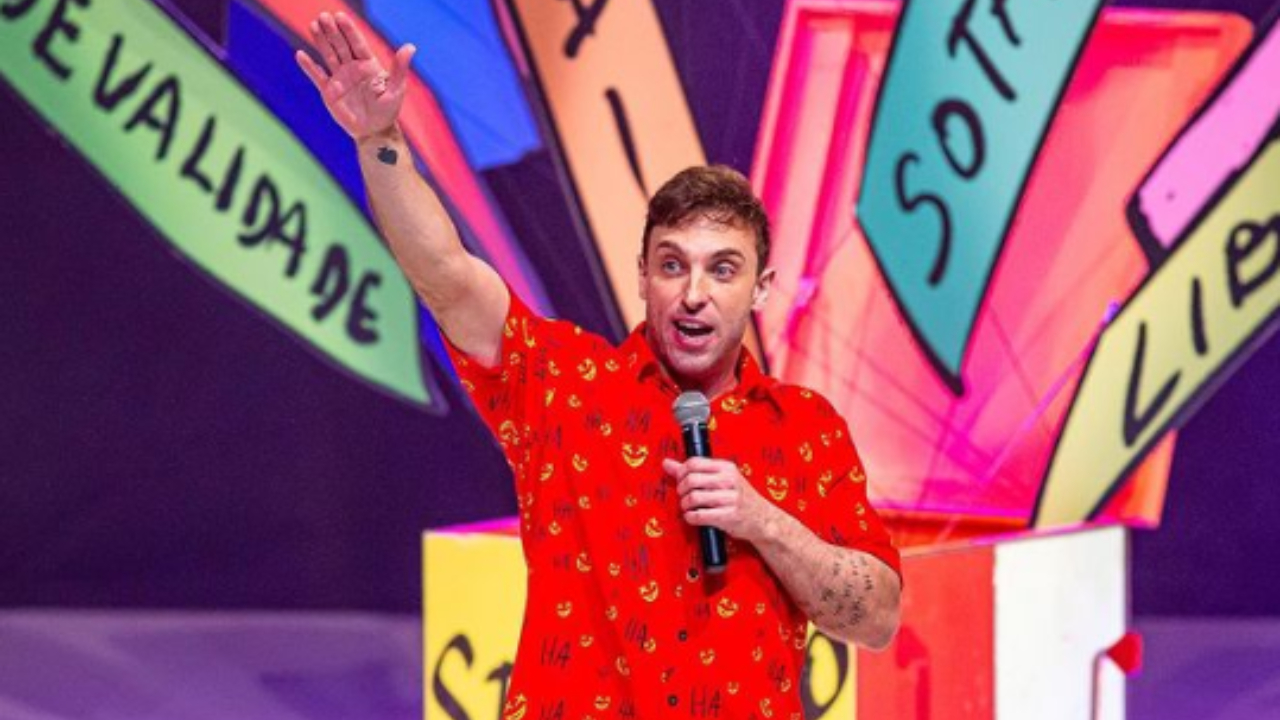 Emissora demite comediante Léo Lins após piadas com Teleton e hidrocefalia