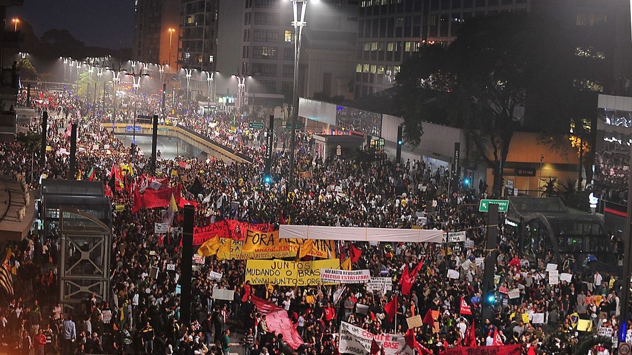 De 20 centavos ao impeachment: os bastidores dos protestos de 2013 a 2016 no Brasil
