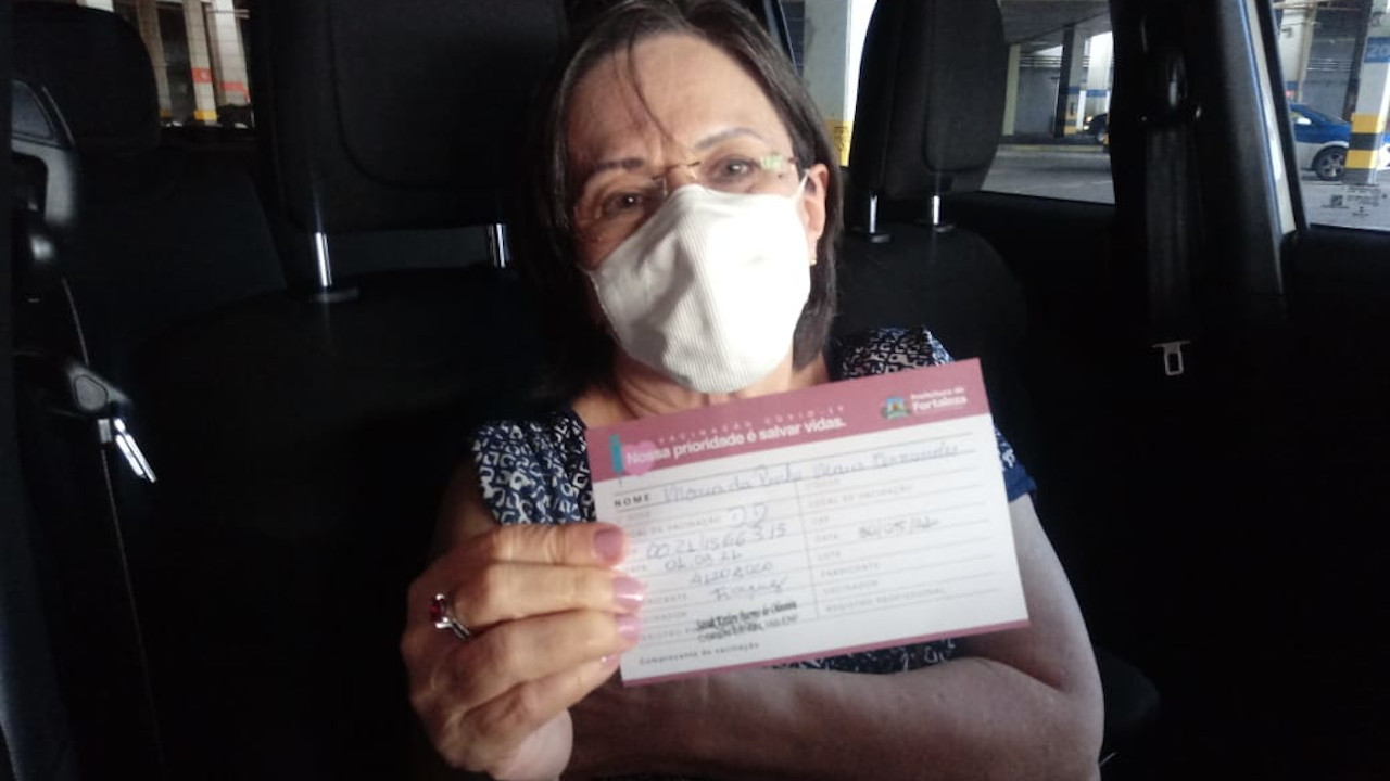 Aos 76 anos, Maria da Penha recebe a vacina contra a covid-19 e comemora: ‘Vacina, sim!’