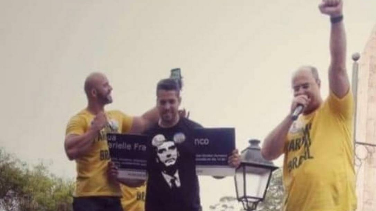 Internautas se revoltam após imagem de deputados com placa quebrada de Marielle