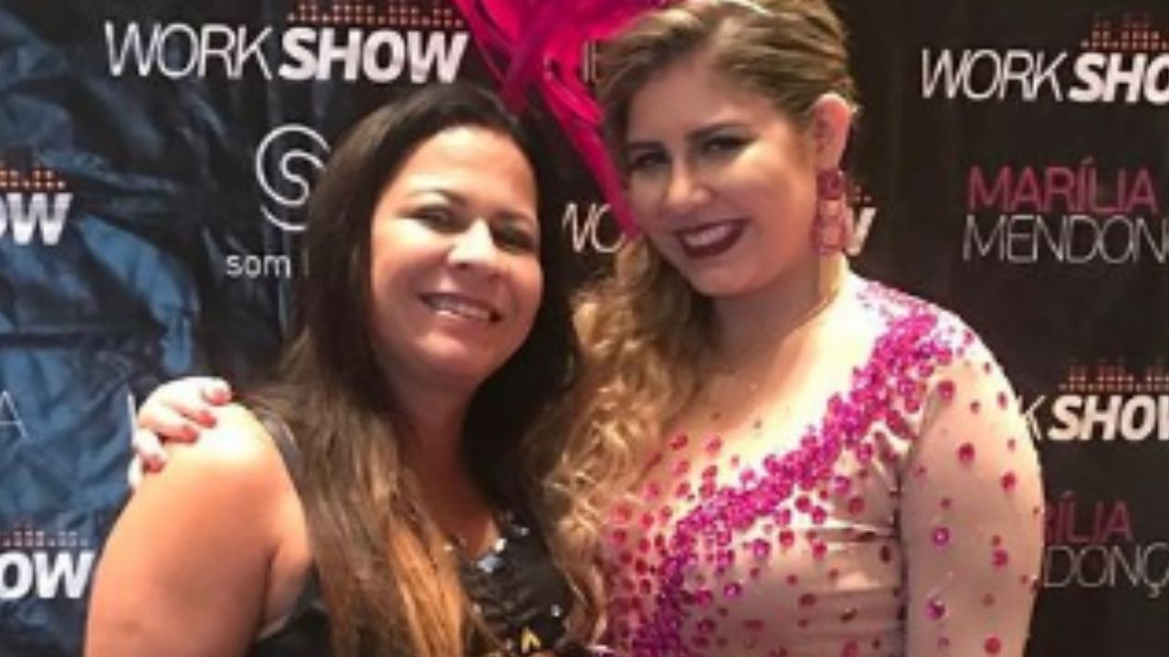 Durante culto, mãe de Marília Mendonça fala sobre perda da filha: ‘É dor demais’