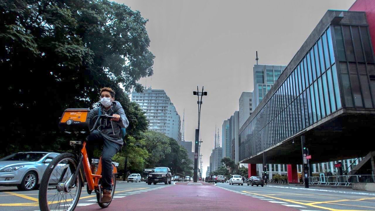 Com ômicron, uso de máscara continua obrigatório em SP