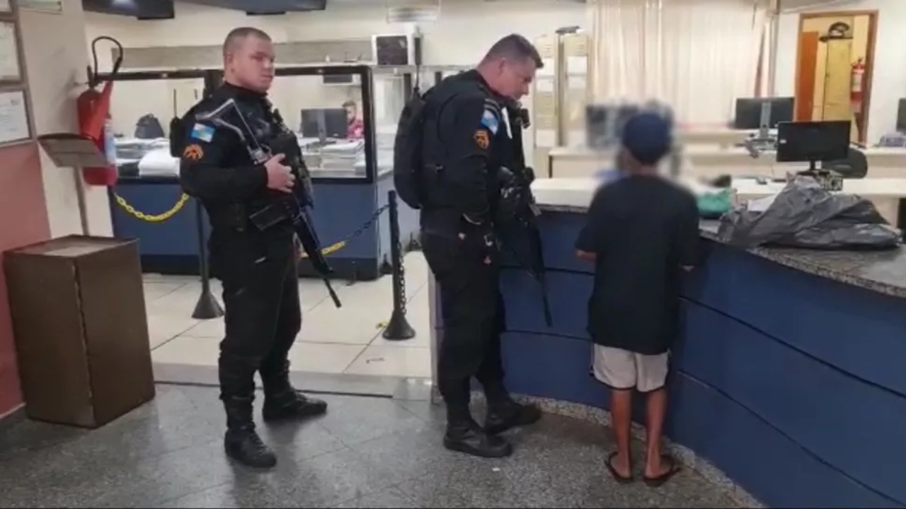 Polícia realiza operação em casarão de drogas que menino de 12 anos comandava, no Rio de Janeiro