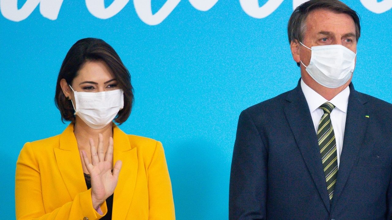 Após recomendação médica, Michelle Bolsonaro toma vacina contra Covid-19 antes de retornar ao Brasil