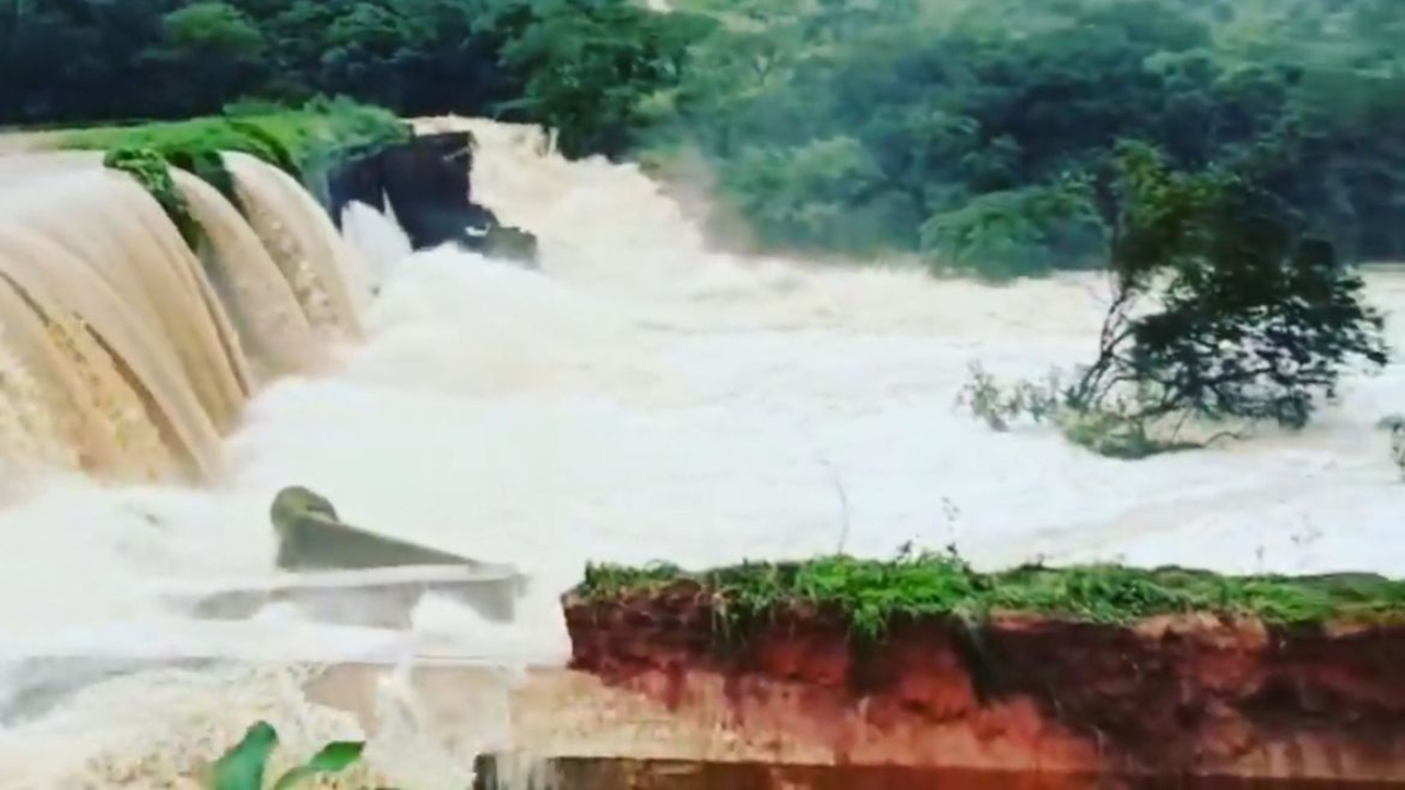 Em MG, pessoas deixam suas casas por perigo de rompimento de barragem