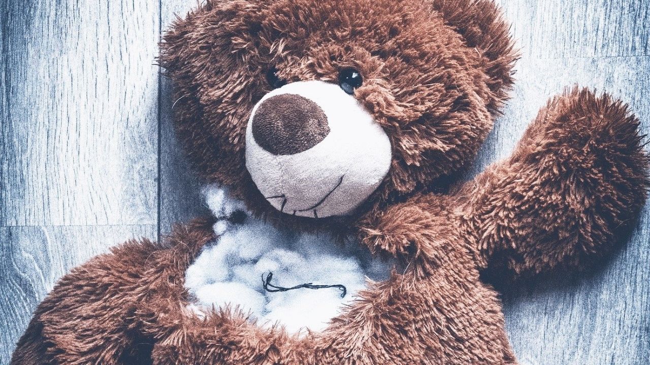 Prisão e chibatadas: Em Singapura, professor é condenado por molestar uma criança de três anos