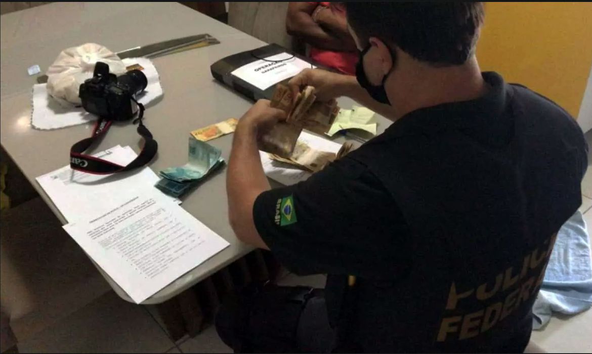 PF investiga lavagem de dinheiro por tráfico internacional de drogas