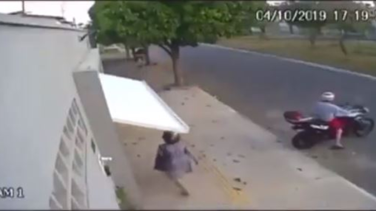 Mulher “engolida” por portão e presa em casa de estranho viraliza