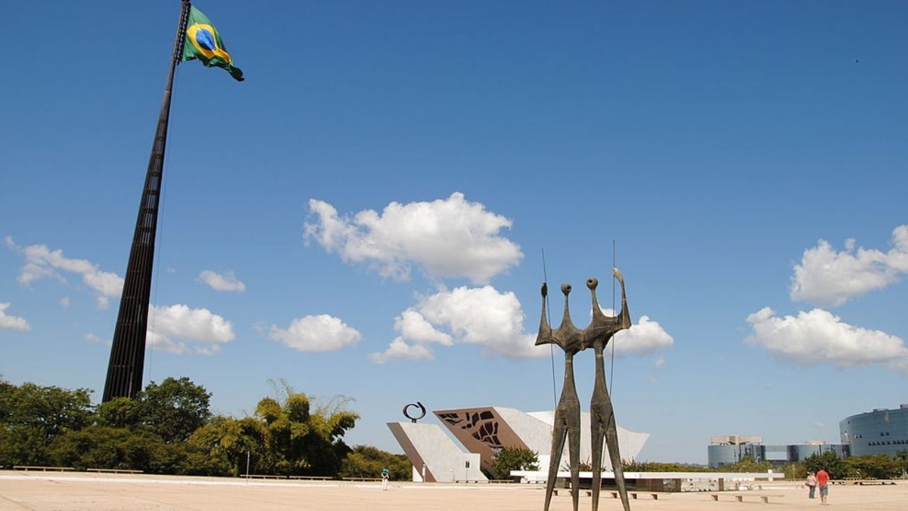 Alvos de investigação por ameaça à democracia não podem se aproximar da Praça dos Três Poderes, determina STF