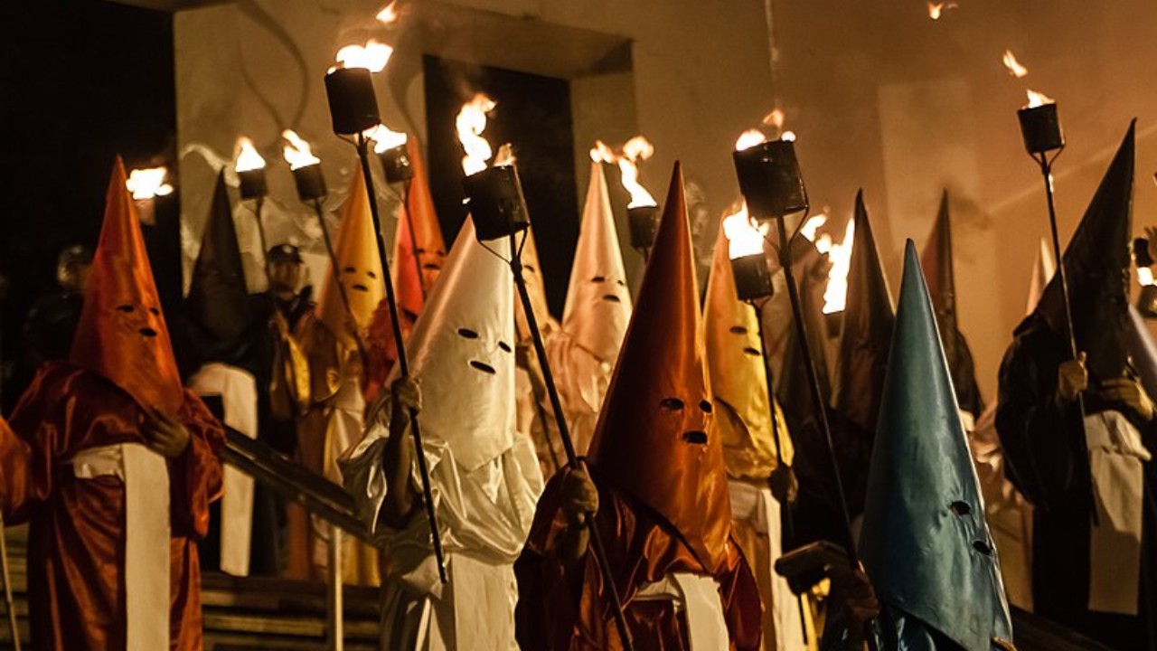 Tradição secular de Goiás é confundida com Ku Klux Klan