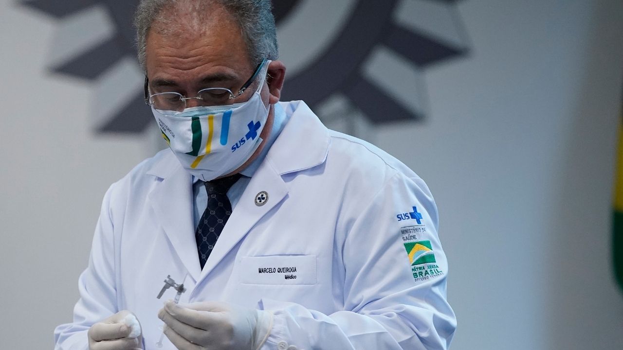 Brasil não exigirá vacinação completa de viajantes
