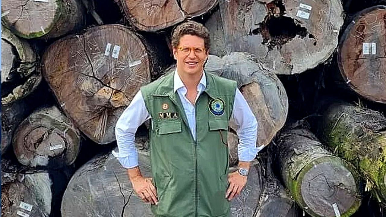 Ricardo Salles e presidente do Ibama são alvos de operação pela PF
