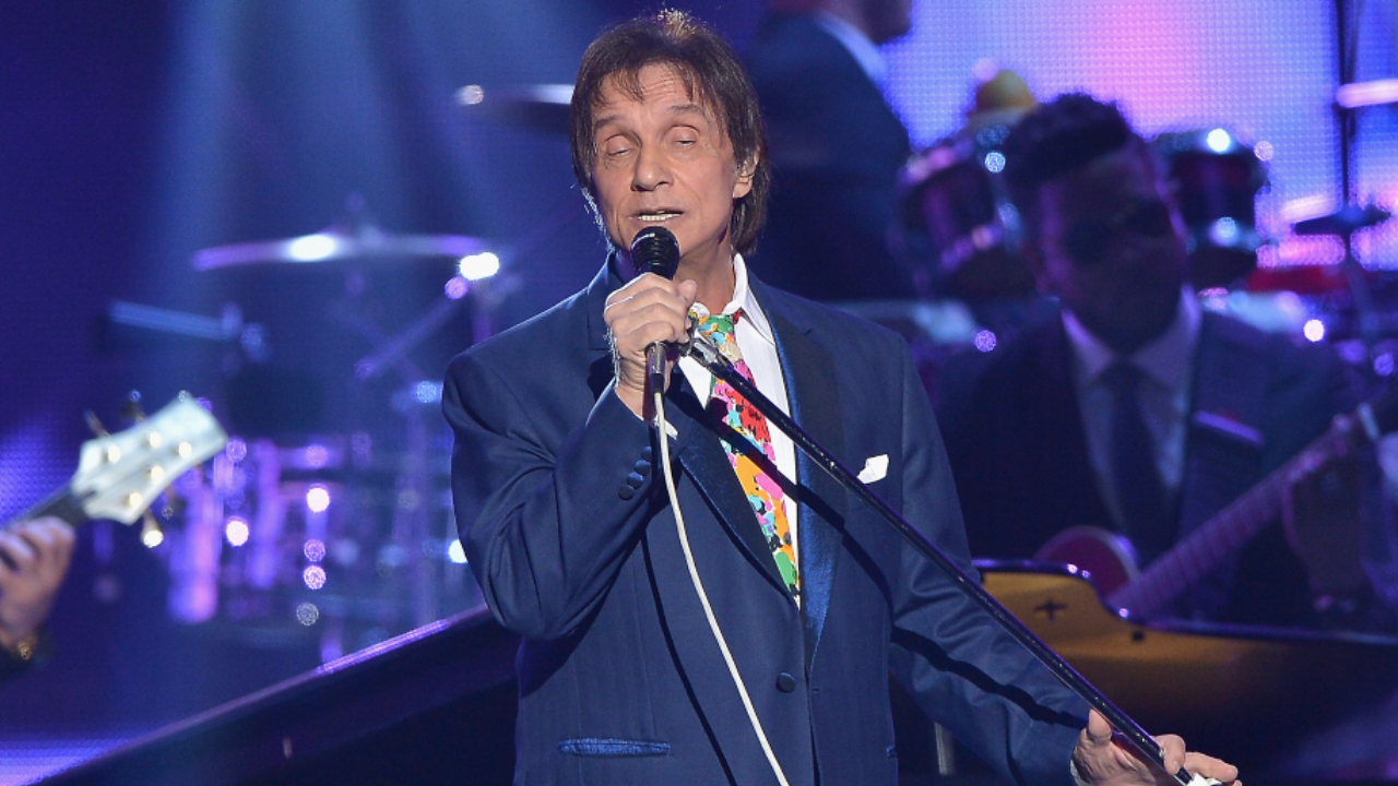 De novo? Roberto Carlos se irrita com fã durante show em São Paulo
