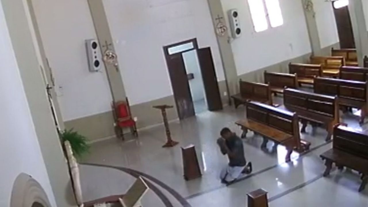 Vídeo mostra homem se benzendo antes de roubar dízimo