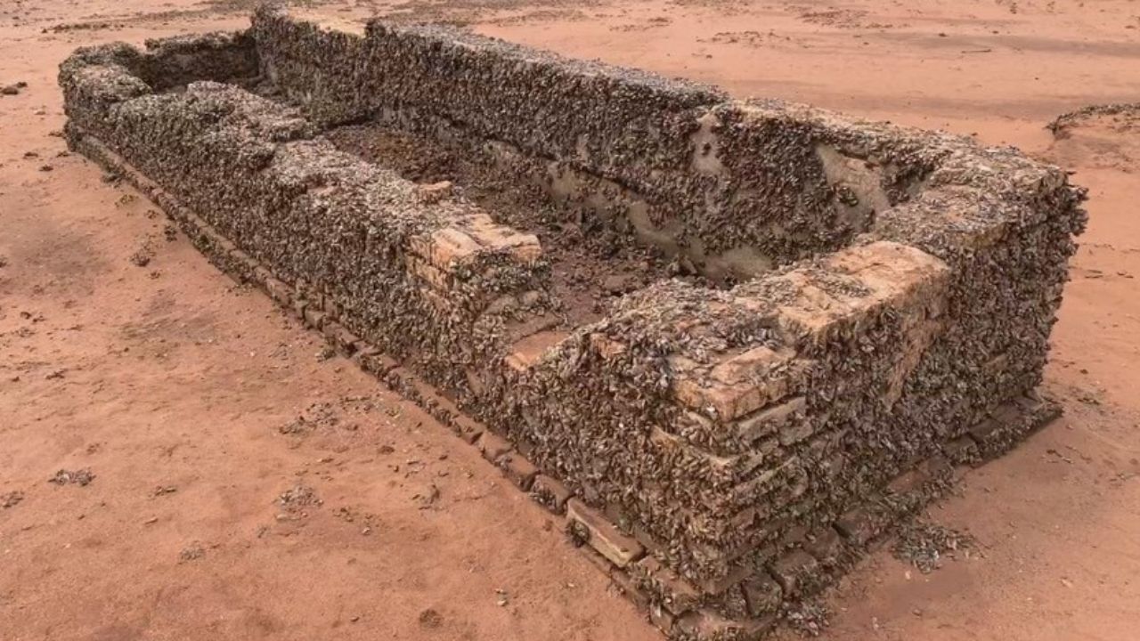 Nível do rio Paraná baixa com a seca e revela cidade submersa desde a década de 1970