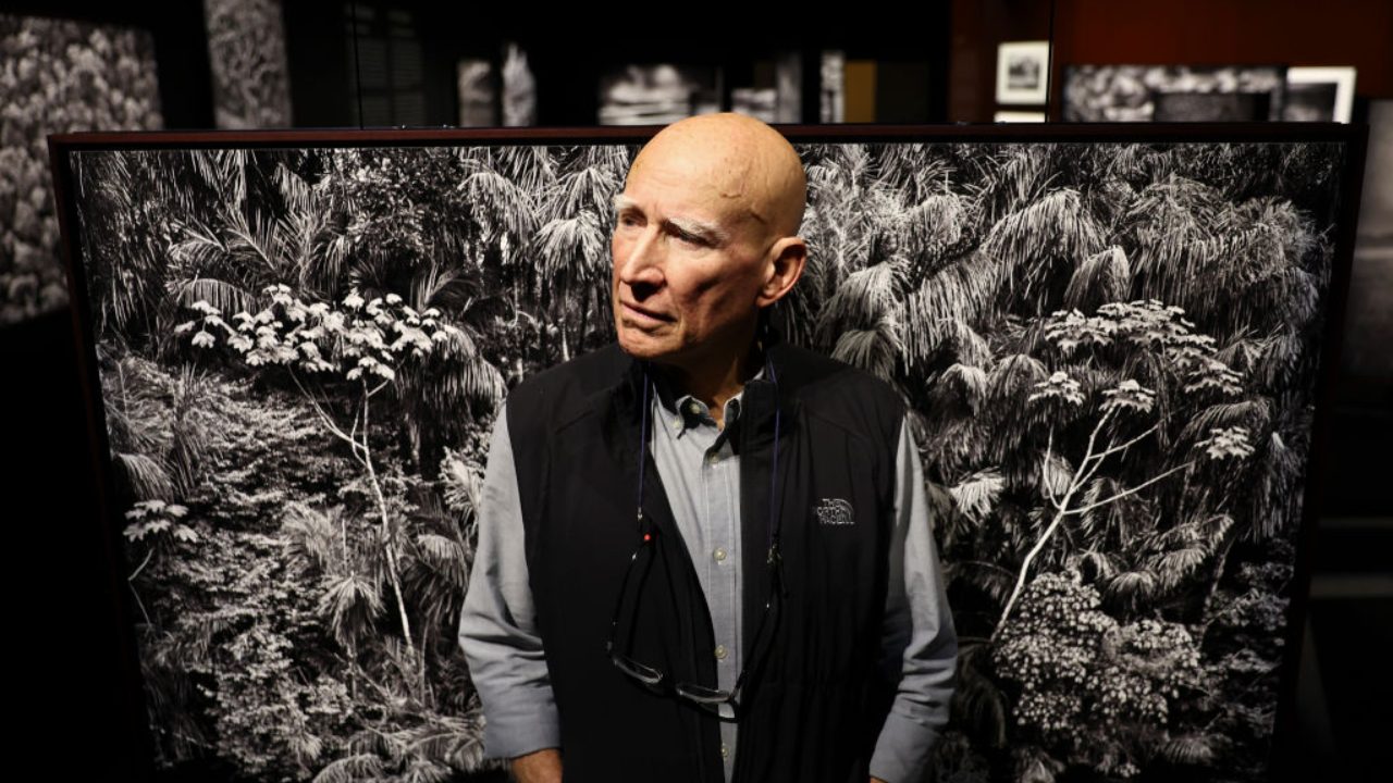 Fotos de Sebastião Salgado voltam à sede da Funai após serem removidas no governo Bolsonaro