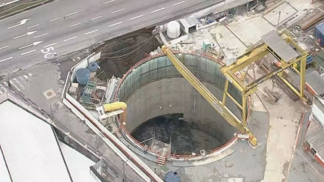 Cratera na Marginal Tietê, São Paulo, interdita pista e alaga túnel