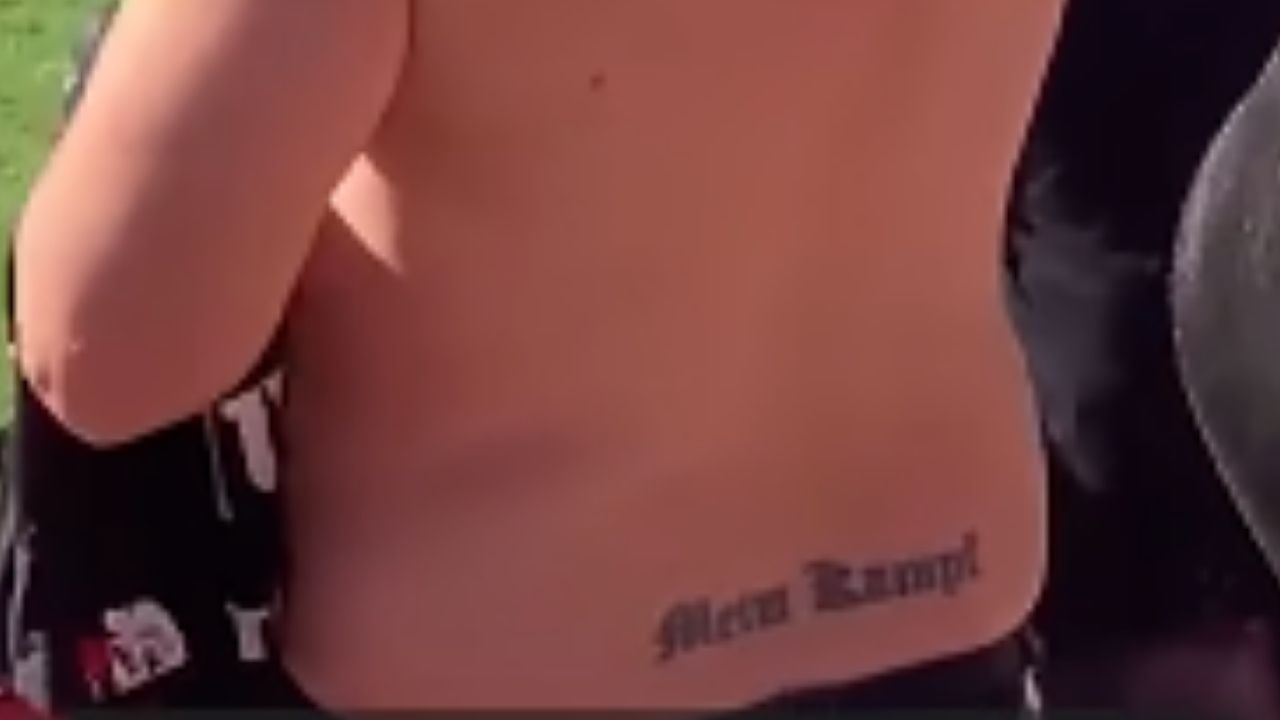 Homem expõe tatuagem nazista durante jogo de futebol