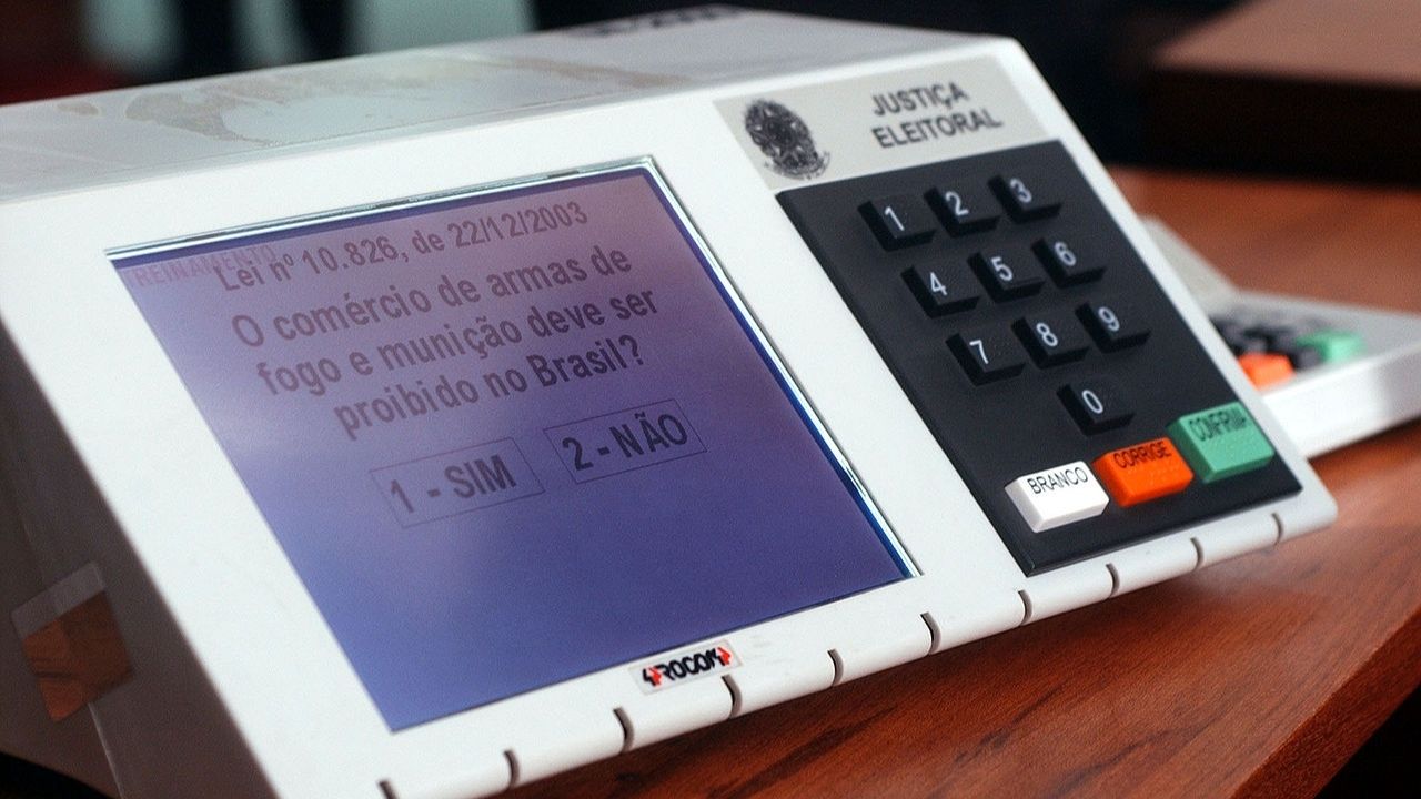 Idoso se confunde e é detido após escrever número na tela da urna no interior de São Paulo