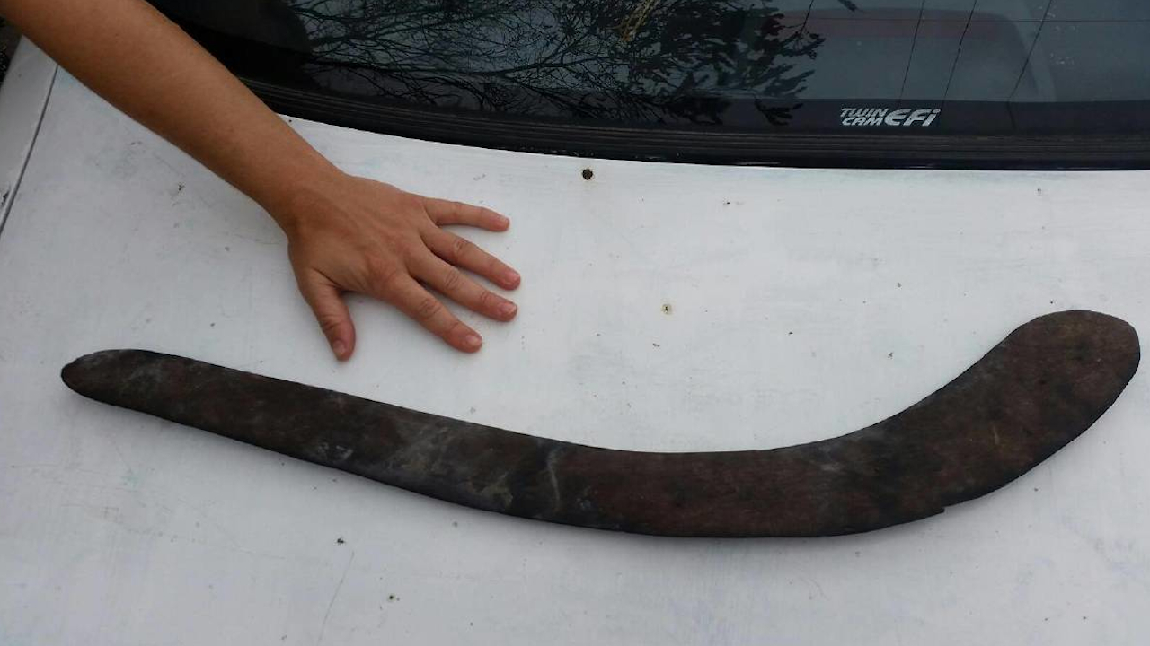 Bumerangue de pedra raro é encontrado após período de incêndios na Austrália