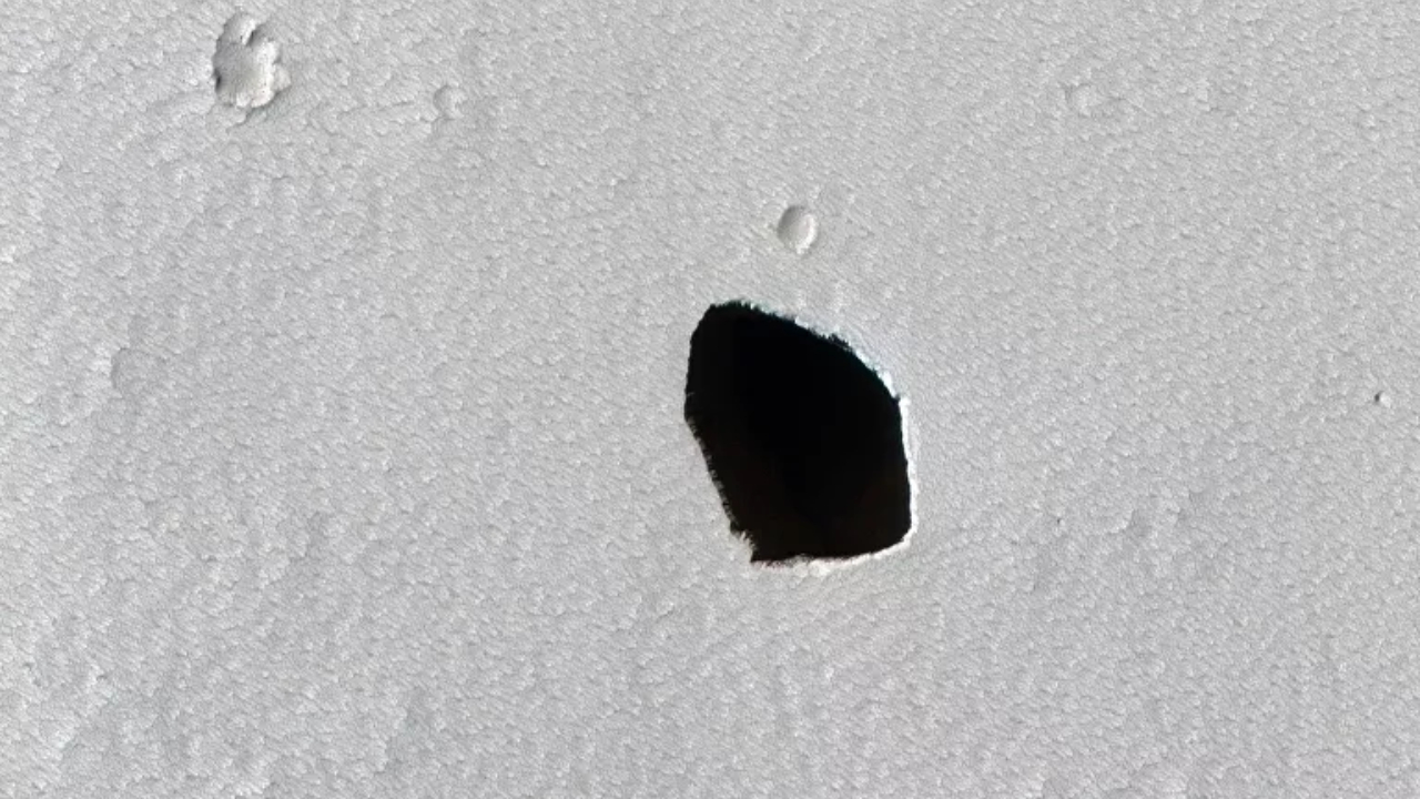 Câmera da NASA fotografa buraco negro na superfície de Marte