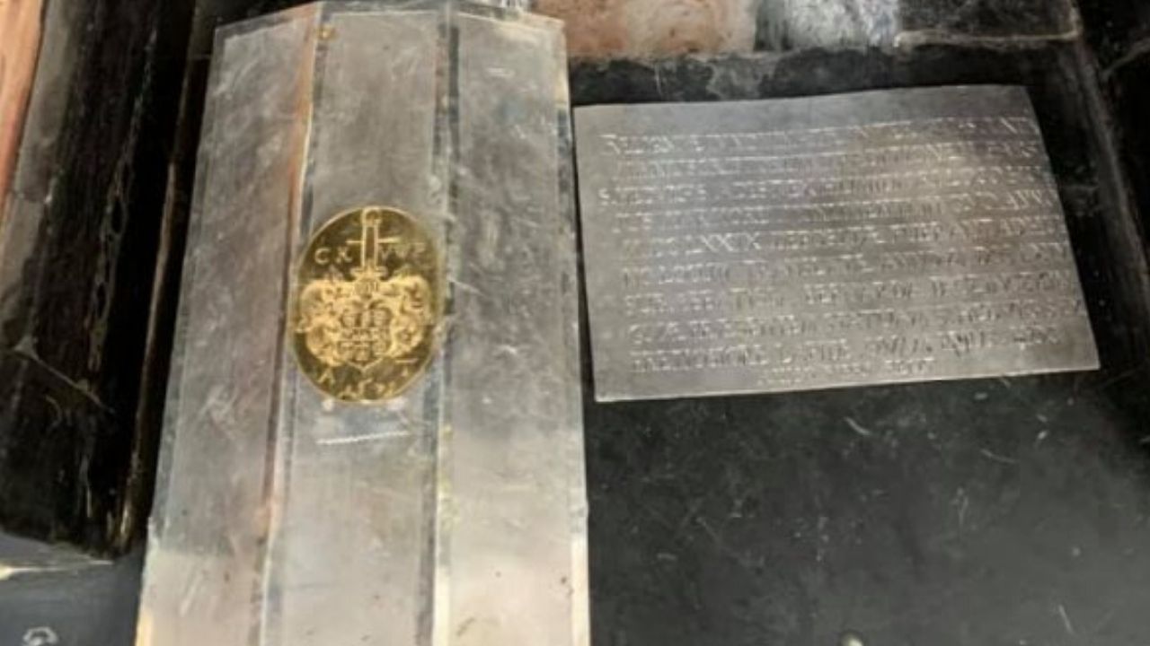 Caixão de prata com restos mortais de santa padroeira da Polônia é encontrado