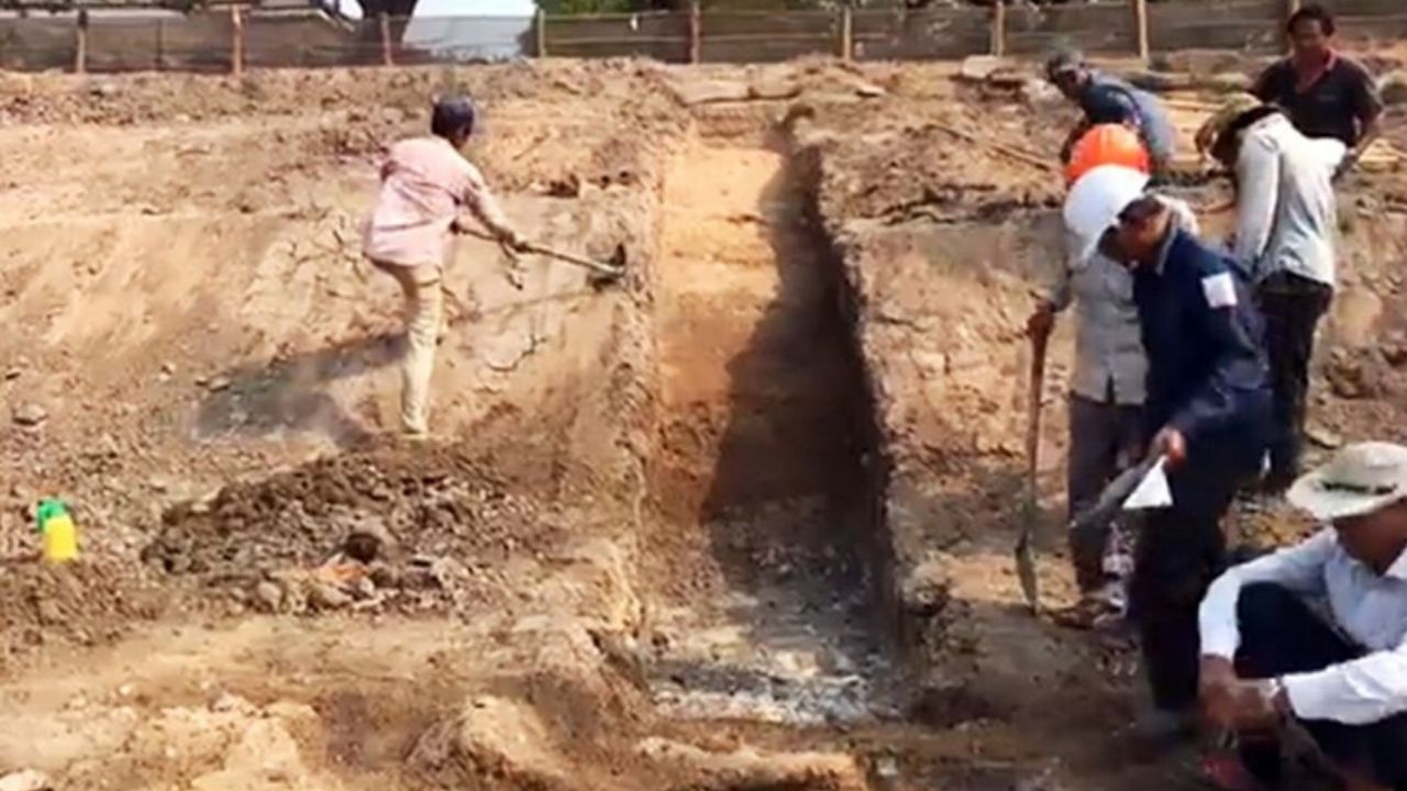 Misteriosa estrutura centenária é encontrada no fundo da lagoa de Angkor, no Camboja