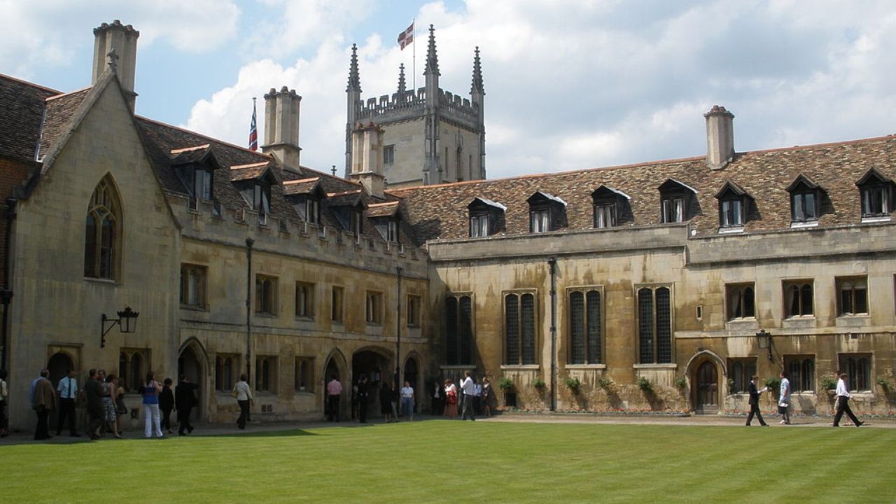 Professor de Cambridge que defendeu pornografia infantil ética é preso por posse de conteúdo explícito