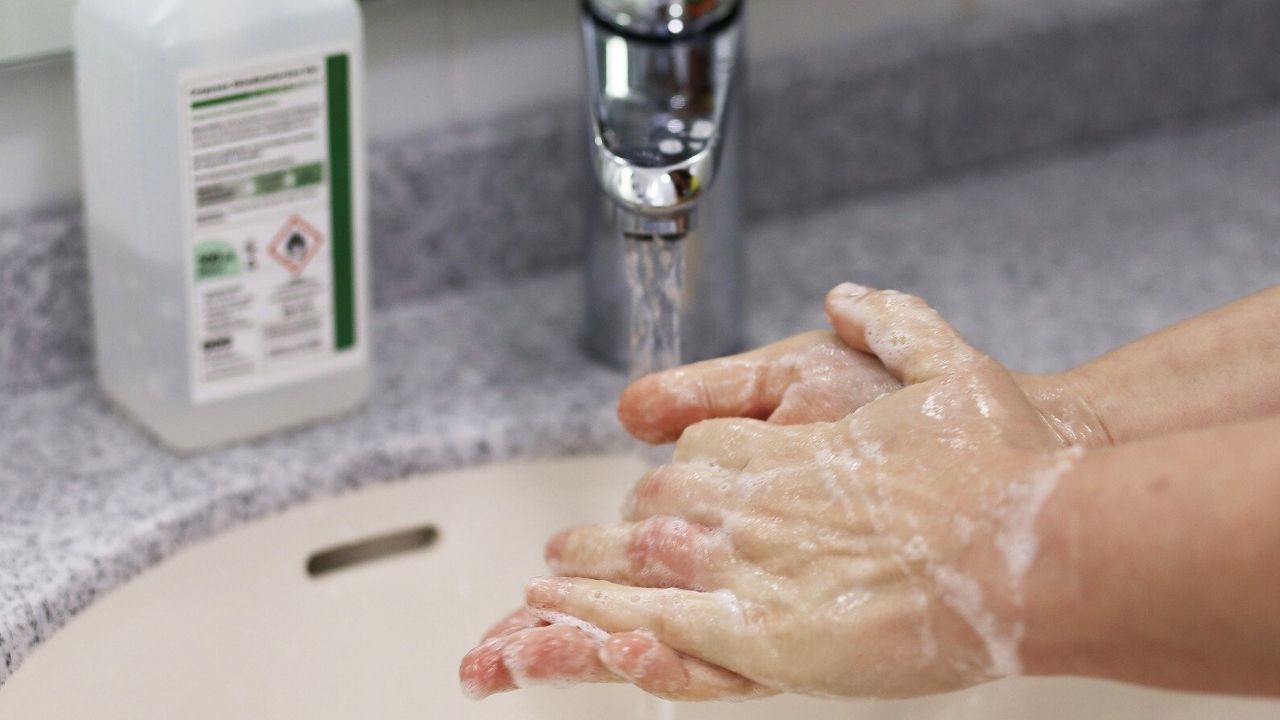 Fabricantes de uísque escocês passam a fabricar álcool em gel