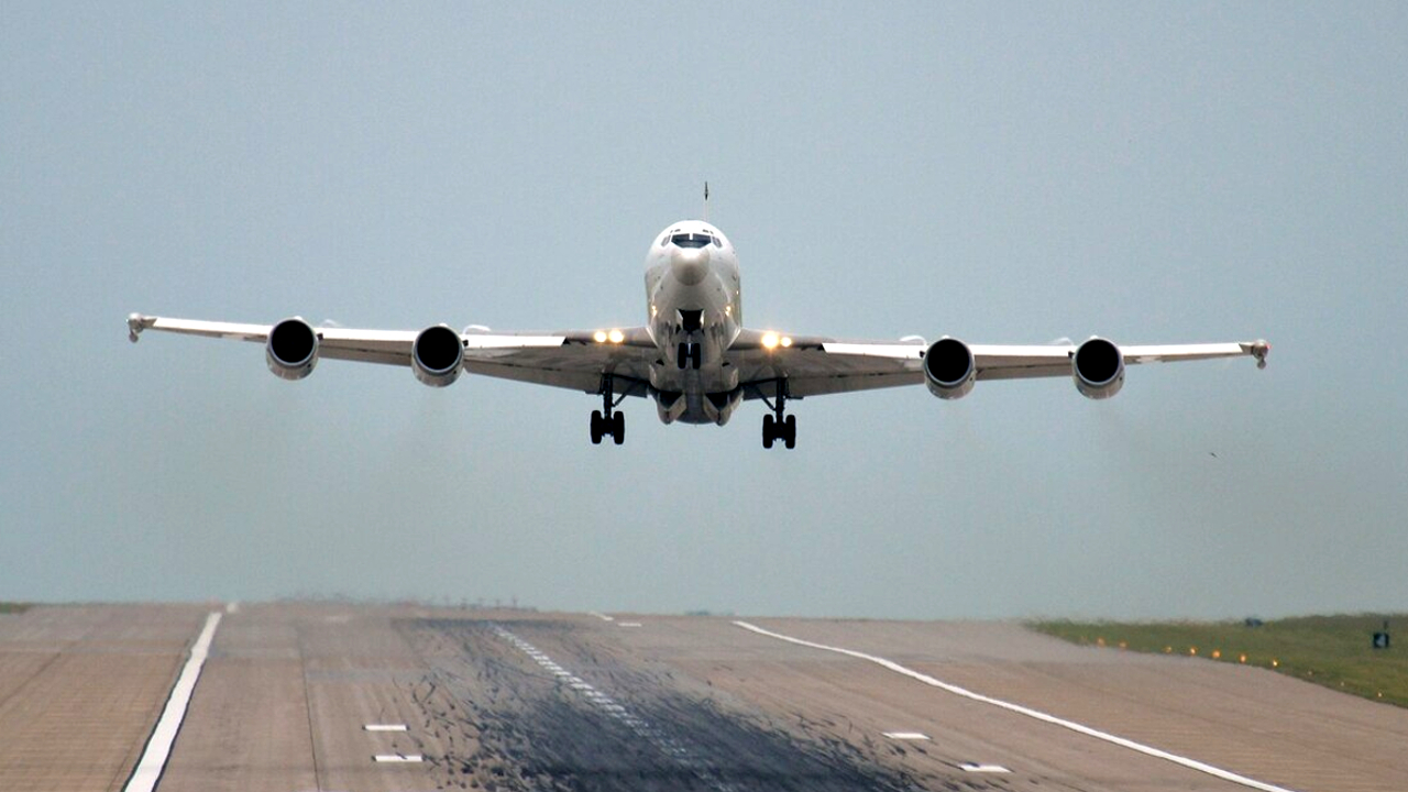 Avião projetado para sobreviver a uma guerra nuclear é derrubado em acidente inusitado
