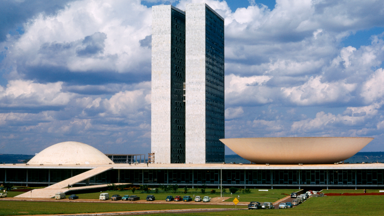 Democracia em Vertigem: Um assombro chamado Brasil