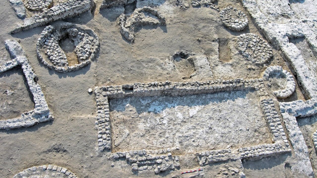 Casas de 7.000 anos, feitas de barro, são encontradas em Israel