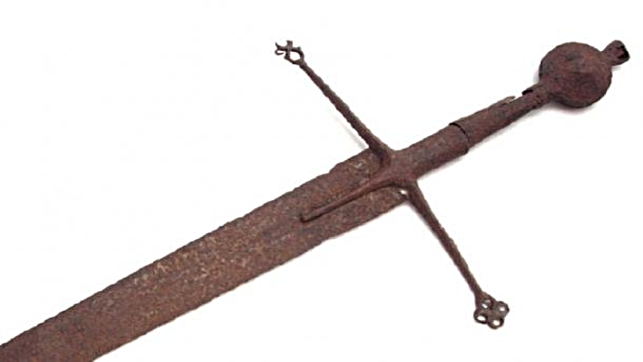 Espada medieval encontrada em garagem é vendida por uma fortuna na Inglaterra