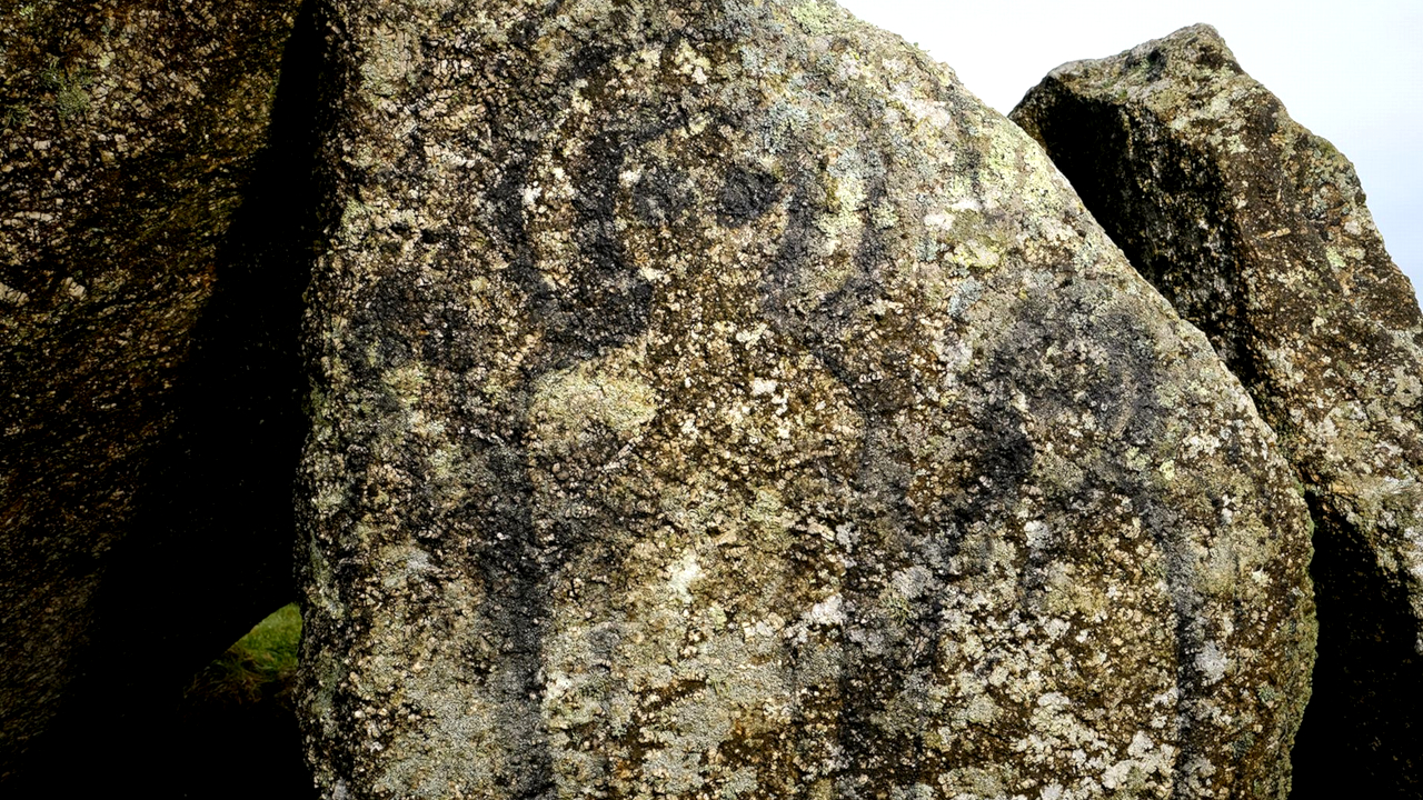 Monumento de 5 mil anos é vandalizado com pichações aliens na Inglaterra