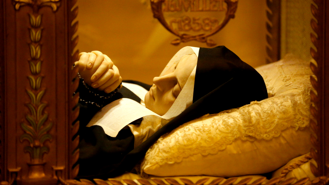 Aparições e milagres: O cadáver incorrupto de Santa Bernadette Soubirous