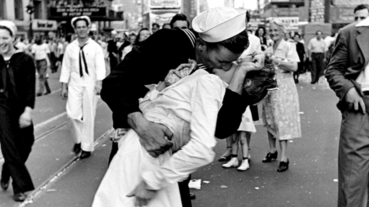 Proibição de foto icônica de beijo roubado na 2ª Guerra causa polêmica