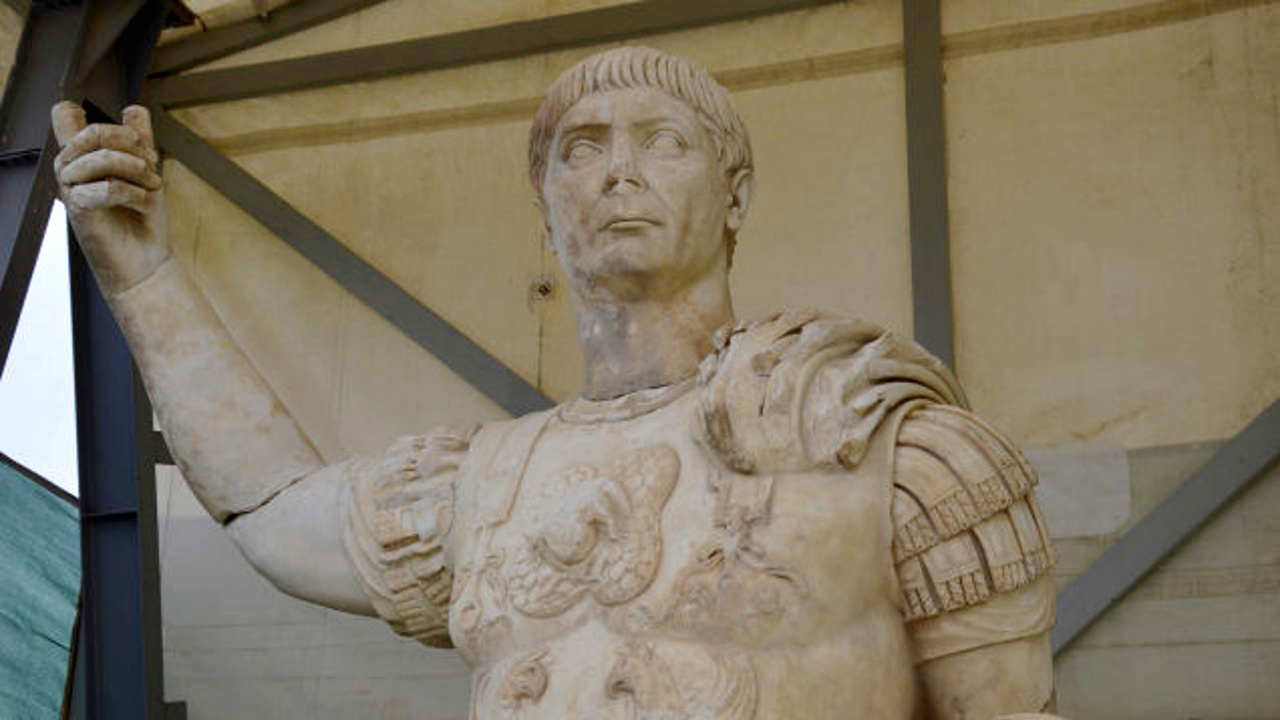 Estátua de 3 metros do imperador romano Trajano é encontrada na Turquia