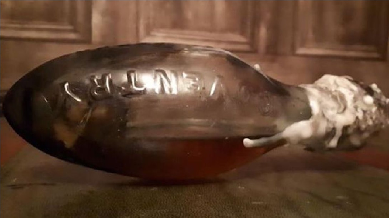 Garrafa com líquido antibruxa é encontrada em antiga casa