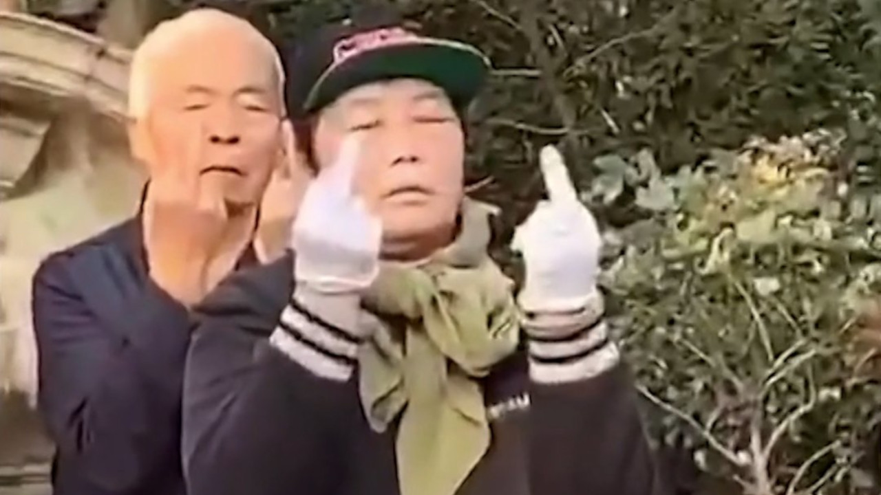 Idosos chineses são flagrados meditando em posição polêmica