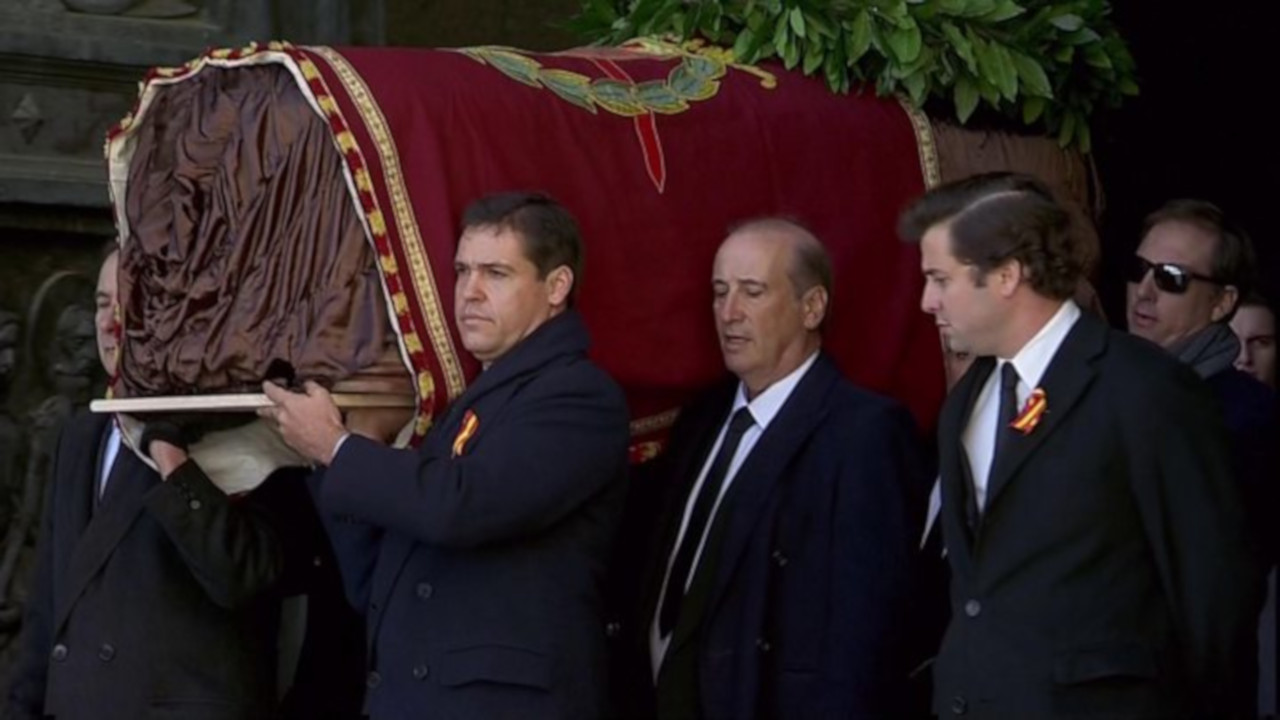 Restos mortais de Francisco Franco estão sendo exumados nesta manhã