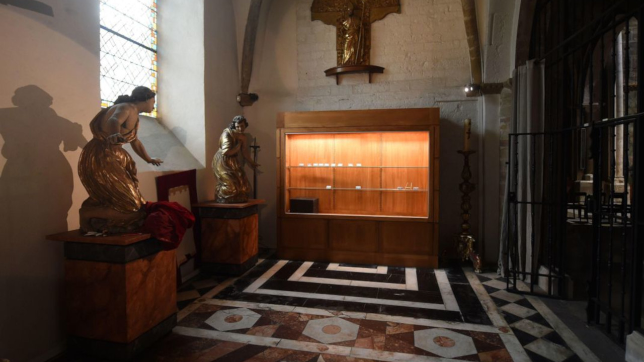Ladrões roubam relíquias de catedral medieval francesa