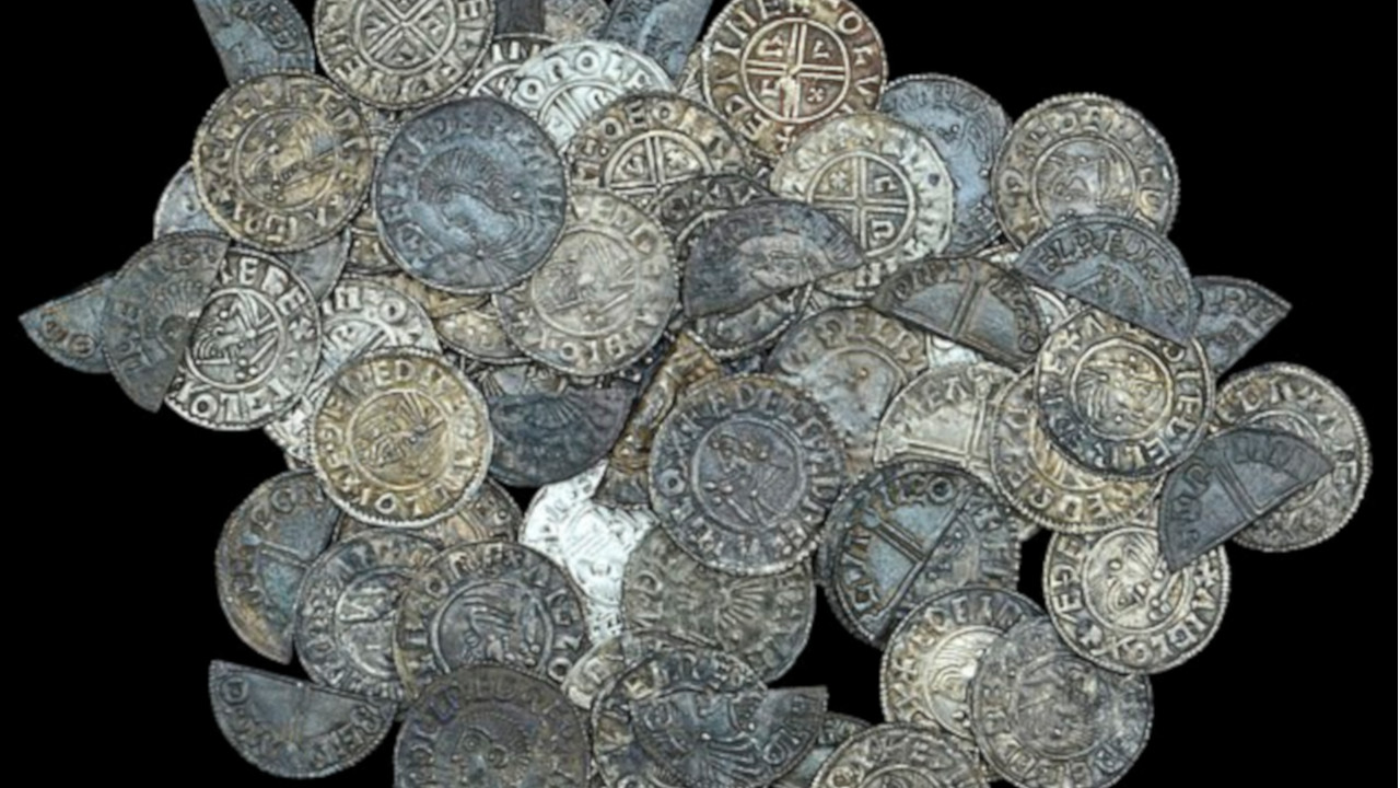 Detector de metais encontra 99 moedas anglo-saxãs preservadas na Inglaterra