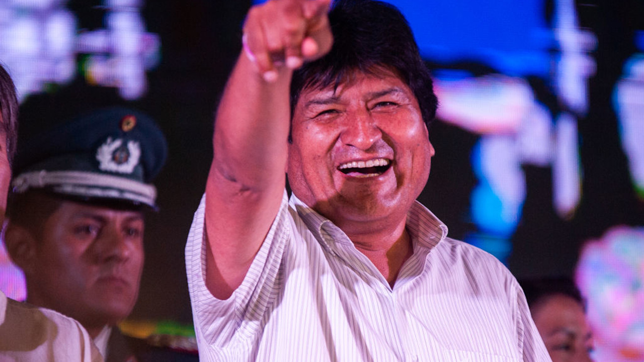 Ministro do Esporte da Bolívia destrói busto de Evo Morales